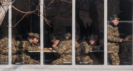 Инцидент в Котайкской области: призывник ранил сотрудника военкомата ножом