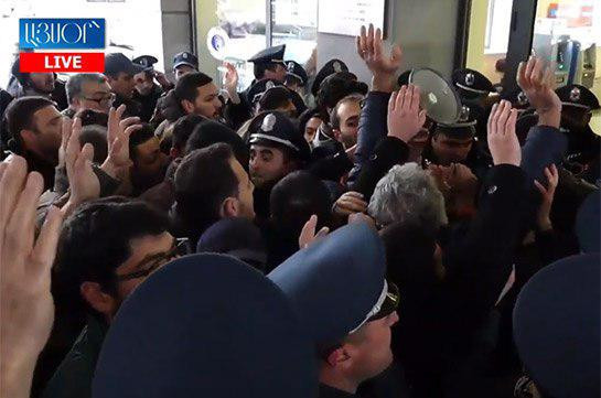 Լարված իրավիճակ ԿԳՄՍՆ մոտ. Ուղիղ