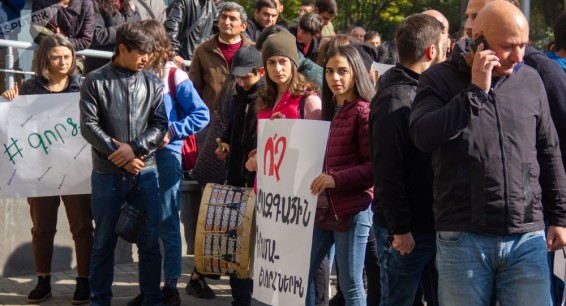 Потасовка с полицейскими: члены Молодежного союза АРФД попытались войти в здание Минобразования