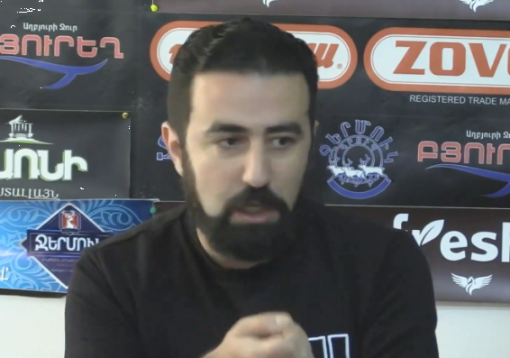 Թավշյա գործողություններ, քաղաքապետարանի շուրջ ստեղծված թնջուկ. Ուղիղ