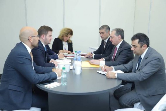 Զոհրաբ Մնացականյանը հանդիպում է ունեցել Ալբանիայի ԱԳ նախարարի պաշտոնակատարի հետ