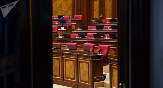 Генералу Мардояну запретили отвечать на вопросы журналистов про Апрельскую войну