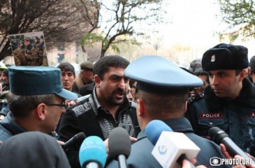 «Անդրանիկ Քոչարյա՛ն, 70 տարեկան մարդ ես, տղությունից ես խոսում, տղությունդ ո՞ւր մնաց». բանակում մահացած զինծառայողի հորեղբայր