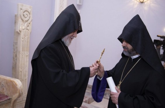 Գարեգին Բ-ն Արմավիրի թեմի առաջնորդին է հանձնել արքության պատվի սրբատառ կոնդակը
