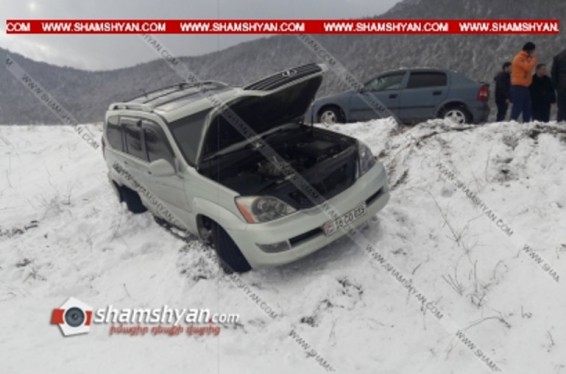 Կոտայքի մարզում բախվել են Opel-ն ու Lexus-ը. վերջինս կիսակողաշրջված վիճակում հայտնվել է ձյան մեջ. Shamshyan.com