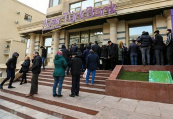 В Азербайджане скупают валюту в ожидании девальвации