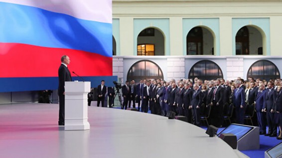 LIVE: В. Путин выступает с ежегодным посланием Федеральному собранию в Манеже
