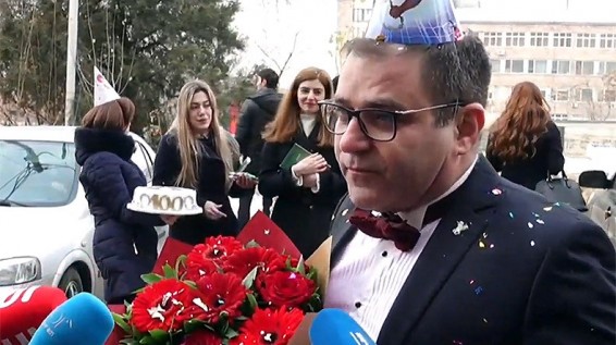 Нарек Малян в бабочке, с тортом, шампанским и букетом пришел на юбилейный допрос в СК Армении
