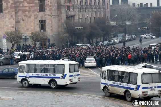 VIDEO: В центре Еревана проходит крупная акция протеста мясоторговцев. Стянуты крупные силы полиции