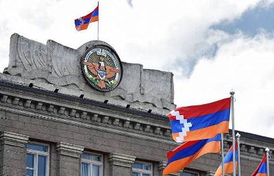 «Իրատես». Արցախում քննարկումները վերածվել են նորօրյա իշխանություններին քծնելու-սիրաշահելու մրցույթի