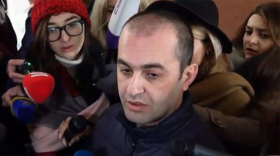 Адвокат: Следователь не разрешил Грайру Товмасяну ознакомиться с решением суда об обыске в его квартире
