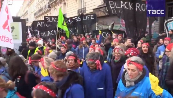 LIVE: в Париже проходят очередные протесты против пенсионной реформы.