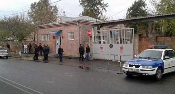 Раненый военнослужащий в тяжелом состоянии доставлен в Ереван – замминистра обороны