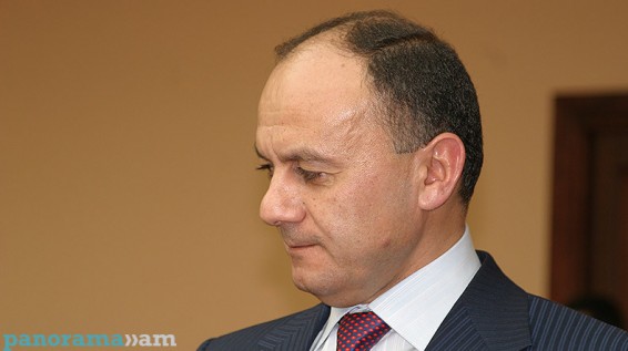 Экс-глава Минобороны Армении Сейран Оганян находится в Национальном Собрании