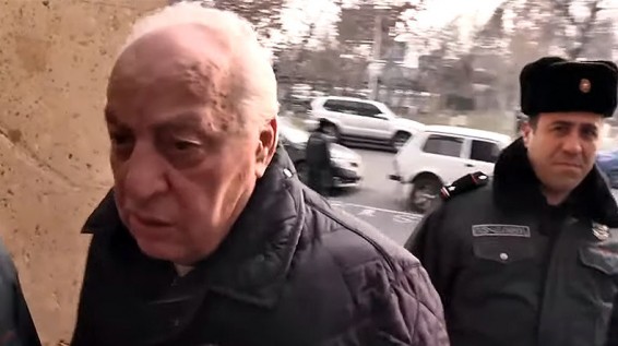 Обвиняемый по делу о незаконном усыновлении Размик Абрамян останется на свободе