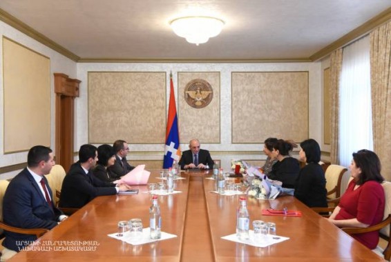 Бако Саакян вручил награды группе членов коллектива Государственного камерного хора 