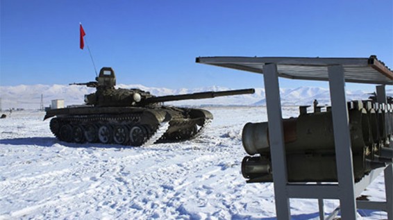 В горах Армении военнослужащие ЮВО провели «танковые дуэли»