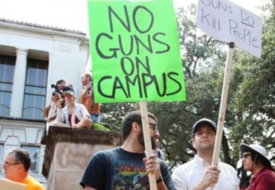 Թեքսայի ուսանողները սեքս խաղալիքների միջոցով ծաղրել են զենքի մասին օրենքը