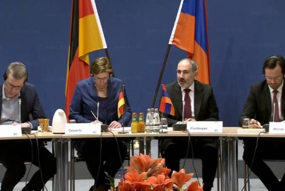 Карабахский конфликт не может иметь одностороннего решения: премьер ответил на вопрос азербайджанца