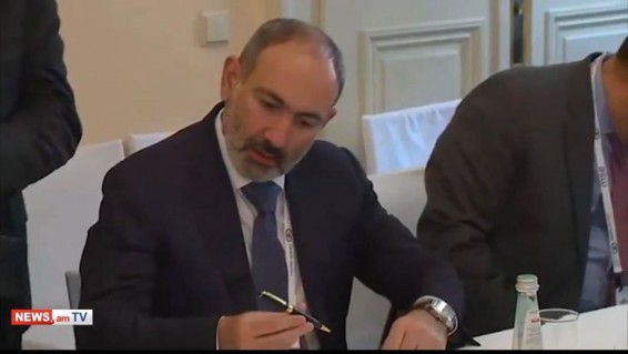 VIDEO: Пашиняна смутила ручка на встрече с Додоном