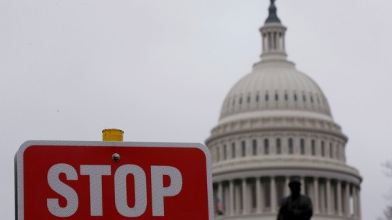 Hill: сенат США проголосовал за ограничение полномочий Трампа по войне с Ираном