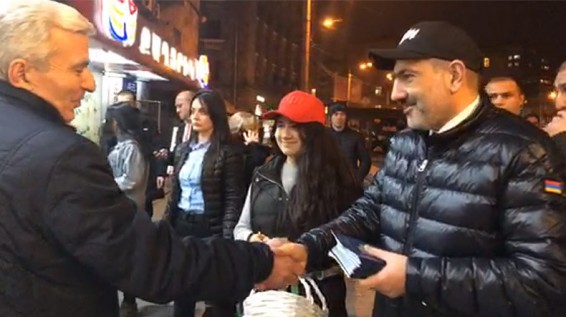 Премьер Армении проводит агитацию в Ереване, его сопровождают дочери