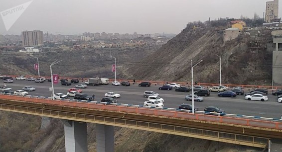 Мужчина грозится спрыгнуть с Давиташенского моста в Ереване.