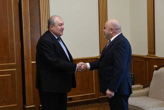 Նախագահ Սարգսյանը հանդիպել է Հեռուստատեսության և ռադիոյի հանձնաժողովի նախագահ Տիգրան Հակոբյանի հետ