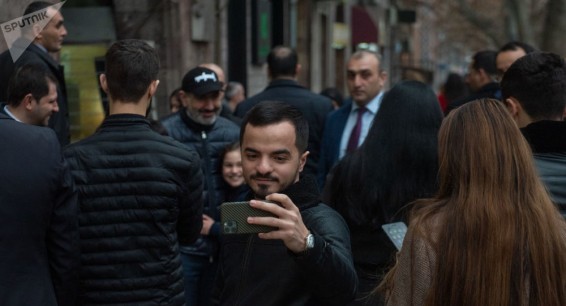 Попросим самоизолироваться, агитацию пока не отменим — Пашинян выступил в Джермуке