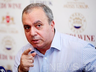 Экс-премьер Армении предлагает отмывать центральные улицы крупнейших городов республики