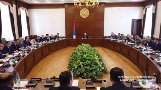 Նովրուզին ընդառաջ Ադրբեջանի նախագահը հանդես է եկել շնորհավորական ուղերձով, որում, ինչպես և կանխատեսվում էր, անդրադարձել է նաև Արցախյան հիմնախնդրին:  Ադրբեջանական պրոպագանդայի մարազմներին հավատարիմ ավանդական զառանցանքը այս անգամ համեմված էր հատուկ անդրադար