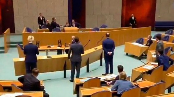 Глава Минздрава Нидерландов упал в обморок во время обсуждения ситуации с коронавирусом