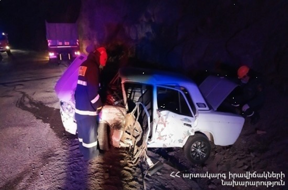 Երևան-Մեղրի ավտոճանապարհին բախվել են «ՎԱԶ-2106» և «ԿամԱԶ» մակնիշների ավտոմեքենաները․ վարորդներից մեկը հոսպիտալացվել է