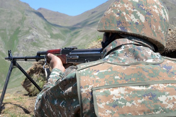 ВС Азербайджана обстреляли армянские позиции: ранен военнослужащий