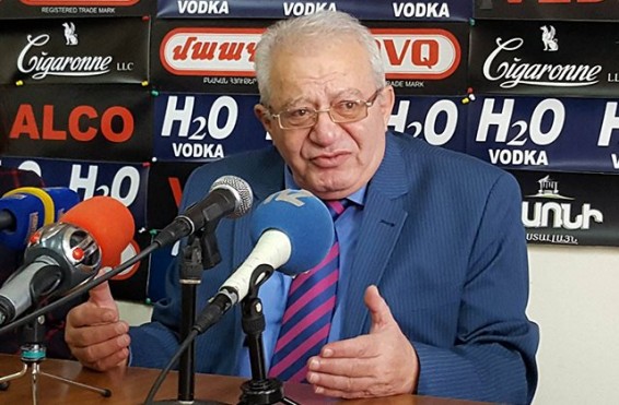 «Էսօր մեր կառավարությունում մասնագետներ չունենք. Էն երկու հոգին, որ վարչապետի կողքը պտտվում են, դրանք դատարկագլուխներ են ընդամենը». Հրաչ Բերբերյան