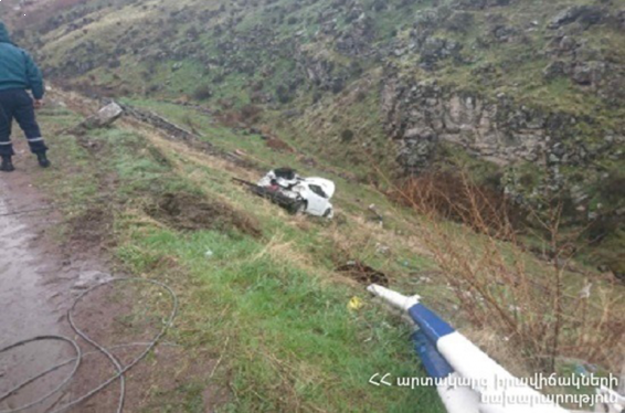 Երևան-Սևան ավտոճանապարհին «Hyundai Veloster» մակնիշի ավտոմեքենան դուրս է եկել երթևեկելի հատվածից, բախվել ճամփեզրի արգելապատնեշին և սահել ձորը
