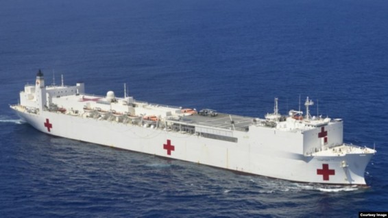 Плавучий госпиталь ВМС США прибыл в Нью-Йорк