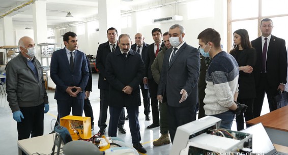 Пашинян ознакомился с работой по ремонту аппаратов искусственной вентиляции легких
