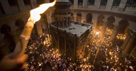 Армянский священник войдет в Храм Гроба Господня в Иерусалиме за Благодатным огнем