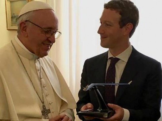 Ցուկերբերգը Հռոմի պապին արեւի մարտկոցով աշխատող անօդաչու ինտերնետ է նվիրել