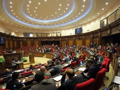 ԱԺ-ն առաջին ընթերցմամբ ընդունեց Թունյանի ու Մելքումյանի նախագծերը. «Ժամը մոտ 17.30-ին նորից հավաքվում ենք»