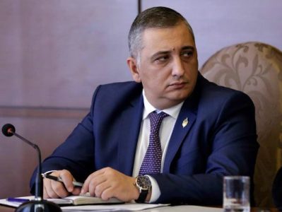 Գավառի դեպքերով կան բերման ենթարկվածներ, իսկ ոստիկանապետը կրակոցների վայրում է եղել, ոչ թե հիվանդանոցում. Ա. Ահարոնյան
