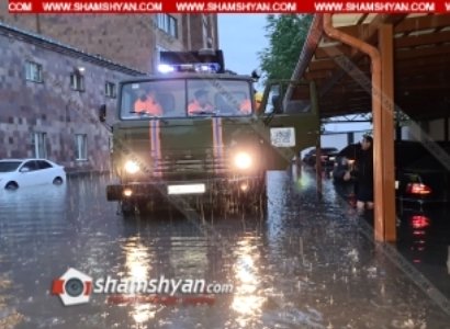 Երեւանում մեծ թվով ավտոմեքենաներ մնացել են անձրևաջրերի մեջ. ջրի բարձրությունը անցնում է 1 մետրից