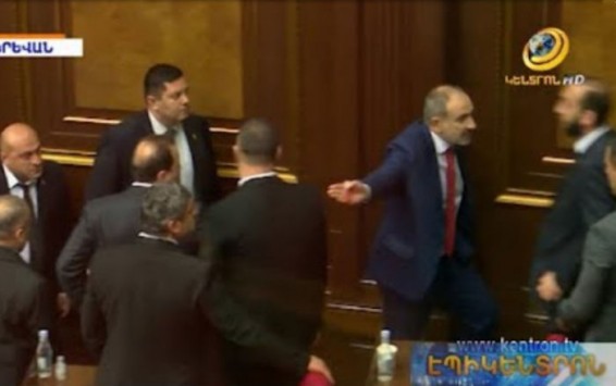 Пашинян требует разрулить ситуацию, Мирзоян зовет охрану - видео дня