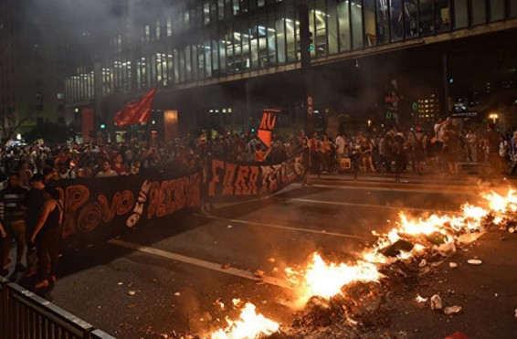 Բրազիլիայում երկրի նախագահի իմփիչմենթից հետո ոստիկանների և ցուցարարների միջև բախումներ են սկսվել