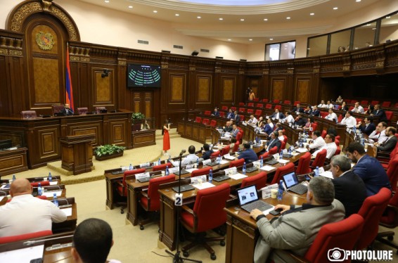 ԱԺ-ն 1-ին ընթերցմամբ ընդունեց բաց տարածքներում դիմակների պահանջին չենթարկվելու դեպքում պատժաչափը 10,000 դրամ սահմանելու մասին նախագիծը