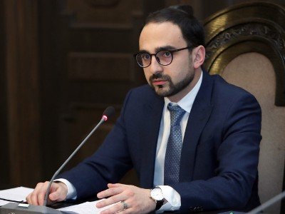 Կառավարության դիմաց քաղաքացին փորձել է հարձակվել Ավինյանի վրա. Tert.am