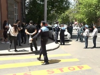 Ոստիկանության 6-րդ վարչության շենքի դիմաց հավաքված «Ադեկվադ» միաբանության անդամները բերման ենթարկվեցին