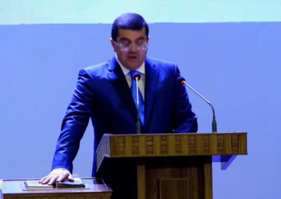 Արայիկ Հարությունյանը երդվեց Արցախի Սահմանադրության եւ 17-րդ դարի ավետարանի վրա