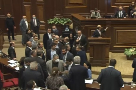 Спецследственная служба решила не возбуждать уголовное дело по случаю драки в парламенте Армении